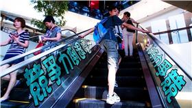 台灣全球競爭力倒退嚕 圖片來源：Flickr使用者PROTony Tseng
https://www.flickr.com/photos/tsengphotos/17651435413/in/photolist-sTNdMk-sTNmLB-tQiE3h-tQD9vV-7w5Rqf-7w279c-7w5SY3-7w25Sa-7w5Xv5-7w5Wph-7w5Ltf-7w5Rbo-7w21cM-7w255B-7w5XgY-7w21XP-7w5UiL-7w23mH-7w22Ev-7w5V5h-7w5X4b-7w5ToW-7w24Ke-7w5NGE-7w1XJ4-7w25Ee-7w5S8d-7w5PhN-7w23zZ-7w22V2-7w5Nab-7w5WD3-7w5NZL-7w5LLJ-7w5NqY-7w24fg-7w5SMb-7w5WRq-7w21G4-7w26mp-7w5VRf-7w5QoW-7w28HZ-7w5VyE-7w1ZWv-7w1XtF-brxVzw-funeno-9vRuNJ-kHR1Fg