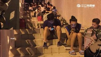 大學生夜露宿校園排隊　為搶加簽名額