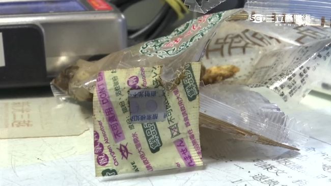 知名餅店出包？脫氧劑外露吃下肚險暈
