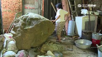 驚險！巨石穿牆砸民宅　嚇壞老夫婦