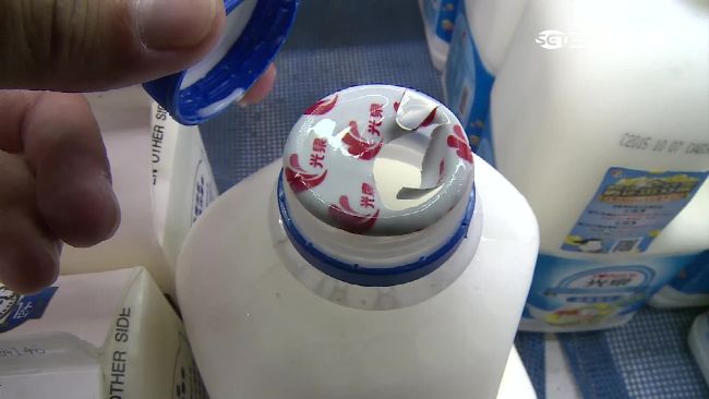 又是千面人？戳奶怪客破壞瓶蓋封膜