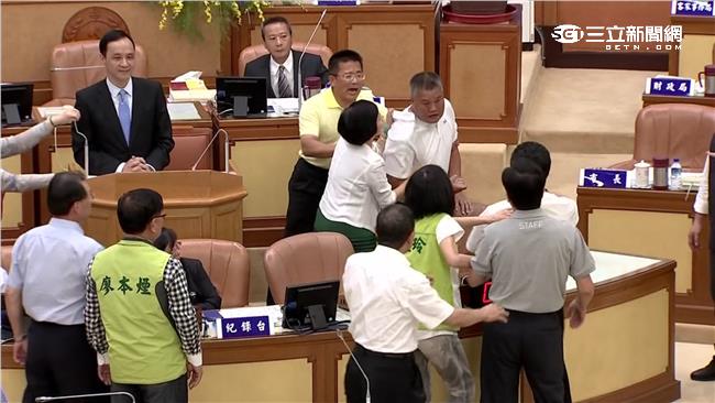 朱立倫遭阻擋報告　藍議員暴怒砸水杯