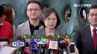 柱諷出席國慶心口不一　小英大笑冷回