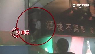 攀岩走壁上廣告支架　老翁稱「練功」