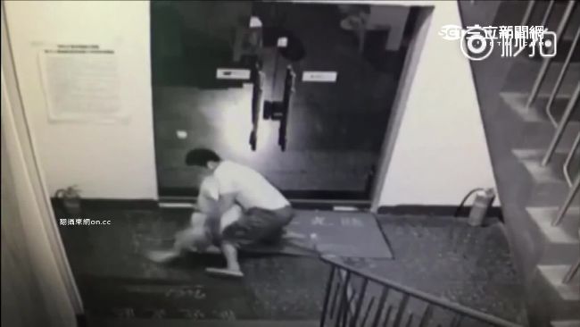 影／惡賊猛踩女子頭部　趁機搶包劫色