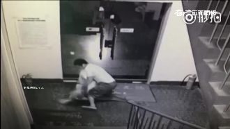 影／惡賊猛踩女子頭部　趁機搶包劫色