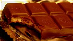 巧克力（取自flickr el7bara https://www.flickr.com/photos/el7bara/51886554/in/photolist-5zW4L-dMS7oJ-6U7wQ5-bLa3Jx-5h4HzB-fwnVxW-9kfsri-8YUTHK-7a1bf-CVLFA-4yVdmj-68CcGj-c8XkcS-8WvAsQ-46mtd-9TV4Wc-df5Rzq-9T7Re4-zK8wB-azb3wF-8GYykT-eS7fbS-nm5up-6vePem-5wWgA9-aB1Kn9-c8Xi31-8xcXyG-k6kQpi-ios6gA-cdGjpQ-8Svt9i-9iX9Rb-9AM1wM-4rVYe7-4KuD1E-6saThk-5Kamc-Au1YV-7KZGJe-7yaDka-9xUZYr-kWrNtP-dm5UA4-93wYJM-azhc6R-bDqB4A-7pu2GG-6Pq5ZL-7qBzZR/）