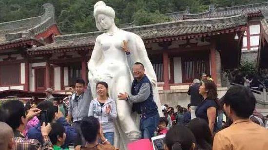 立牌警告無用！陸客再對「貴妃」襲胸