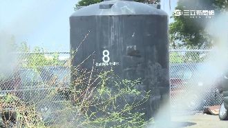 天外飛來大水桶　擋國道路段駕駛嚇傻