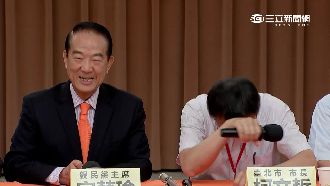 自打臉？台下喊凍蒜　柯宋同台又牽手