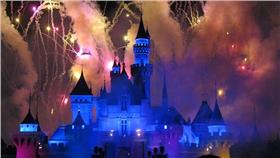 迪士尼（取自flickr Denise Chan https://www.flickr.com/photos/denn/160596269/in/photolist-fc6Fc-6YCTWj-8Wvbqb-eRta5B-7PXx2x-5kXZYq-6PCRJv-9Ybgd8-5zRsiN-9YdSes-e4znRN-5kTJBn-9YaVhT-9YdUXf-9YaQX8-5kXZWU-a7fr1G-9WhS9T-72iYve-qCox99-jXzHiA-9YaSP4-71tf2-7vJegg-5Biykr-e1tDYW-9Ye9F7-e1nFkg-omJP1Y-6xXGHy-7vN4Bf-dJHzon-5Gukew-6vVQwL-a7fP8h-5BnNJb-7Q1gEL-jXxYM4-jXzGpG-9YdU4d-9YdJSf-bpUpd3-9YdQZq-dPRcvf-8NgVgz-9YbgAK-a2gakC-86RQ6m-kwNFC-7m4dv6）