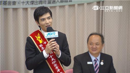 蕭敬騰獲傑出青年　自嘲穿細肩帶領獎