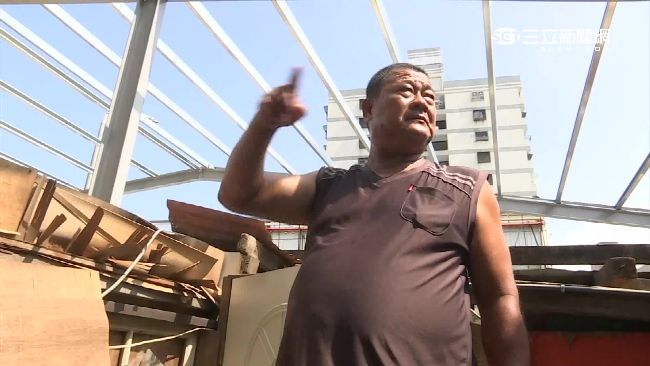 屋頂遭議員帆布砸毀　一家3口擠破屋