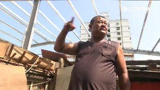 屋頂遭議員帆布砸毀　一家3口擠破屋