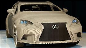 Lexus／每日郵報 http://www.dailymail.co.uk/sciencetech/article-3261232/Just-don-t-drive-home-rain-Lexus-creates-working-size-vehicle-CARDBOARD-worker-s-origami-skills.html