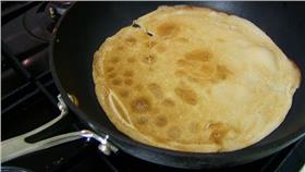 不沾鍋、平底鍋、鍋子/flickr-Lee Jordan／
https://www.flickr.com/photos/leejordan/400936297/in/photolist-BqUoM-iSJ43-9MSppi-8krwb4-eFPbAu-9crcQ9-nLNyFu-u5zbZ-8k722-33abbx-6nFSrV-kWfL5-5zFS1y-6k1iE8-8YF5Bb-2WGnGF-6k1kDz-iXj1Wm-5vWViP-3EyiAb-4DnD1-9QCUBh-9VNmCm-4M4omY-53mgQP-4arvmm-ed7San-ed7RtT-ed7QC6-95HZpd-9ojpha-98LfHQ-boPVrP-dGCocd-9aVHzB-7MoUQ7-tMom1s-njWhr2-adC7oV-fgnG2a-fGsSJ2-8BkCR2-fGsSWk-iXgR9v-fgnG4g-ooQDF8-oqSKBn-dMrXUf-oSZ7k1-4RdFpu