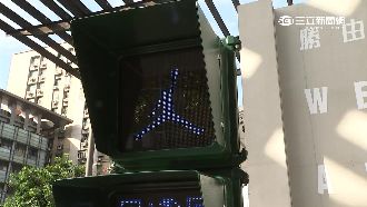 超吸睛「小綠人」　變身喬丹打籃球