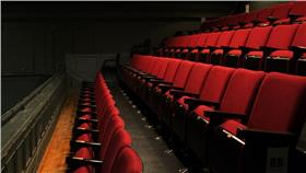 戲院座位-flickr-kaykaybarrie-https://www.flickr.com/photos/kaylajanebarrie/8597567077/in/photostream/