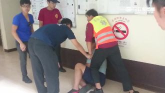 看不慣穿制服　醉男衝進消防局打人