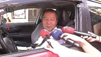 醉女發酒瘋　怒踹計程車還罵運將