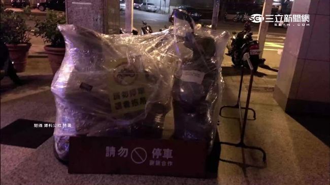 朋友惡作劇？機車慘被包裹成木乃伊