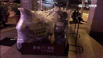 朋友惡作劇？機車慘被包裹成木乃伊