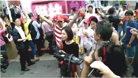 三立記者遭抗議民眾高喊三立滾蛋
影片網址https://www.facebook.com/JizzWu/videos/677581685710708/