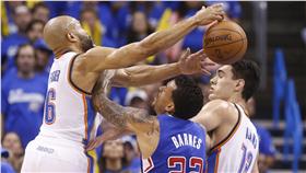 Matt Barnes與Derek Fisher(AP)