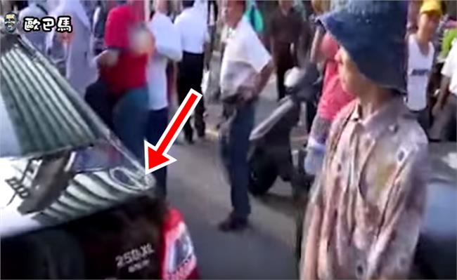 好威！神力挺柱嬤　一拳打凹轎車鋼板