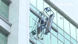 平台鋼索斷裂　洗窗工人十樓墜地命危