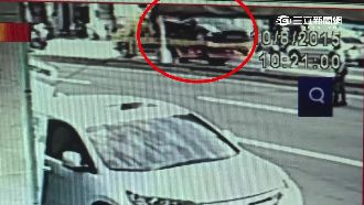 20歲男撞斷路燈　車丟路中央就落跑