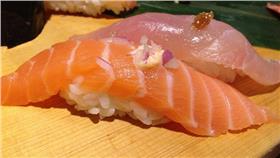 握壽司　圖／攝影者Ming-yen Hsu, flickr CC License
https://www.flickr.com/photos/myhsu/11136582763/in/photolist-hY6U4D-hY5YV6-hY6Scn-hY64Xm-hY6ivm-68MB2C-68HnZr-8aPpfR-8aSEQm-8aPnYR-8aSFB1-8aPoZ4-pUeEmG-tjBuWr-8aPpHV-8aPoqP-7wJ15T-8aPoFX-eTHDAC-8aPoxT-8aSEZU-7wAYJx-8TDKnE-68HnX6-68HnVg-68MATm-68HnQr-68MAN7-68MALb-68HnH6-68HnEk-68MADf-68HnA2-68MAqQ-7wAWvn-7wELu1-7wAWFx-7wEK3o-7wEJSb-7wEKnA-7wEJE1-7wAVgi-7wEKuQ-qJ87TE-r1GV1p-qJfrDH-7wAY1P-7wEKcY-7HavS1-7H6Ap6