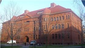 哈佛大學（flickr https://www.flickr.com/photos/89234946@N00/90960039/in/photolist-93cfx-qsUxL4-axgik9-a7hyVy-a7hwSd-goanm-dqiZkV-azNxD5-jtFLit-jtFHQJ-jtHtqQ-jtHtKN-a7eK1U-cDvi6j-axgiC9-jtFwGm-ae8uBe-vNKnww-qTy5BF-wYsdLj-a7C8HQ-a7zfSz-a7zfmT-a7zfd4-a7C8AU-axghh5-a5hcDJ-bmAgeP-a7hDDs-a7hW1L-a7hCAE-a7hVTf-d7vyqb-axghXd-ww8Gbn-a7eT8o-a7bZDz-e2HpWs-raZ2Qk-qTy5at-a7eS7u-a7eSn9-a7eSjA-axgir3-qRURFa-e61FJ1-ft29ib-x12ihC-afZWjK-gSYyvn）