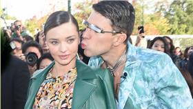 米蘭達卡爾
翻攝justjared
http://www.justjared.com/photo-gallery/3478718/miranda-kerr-gets-photobombed-by-prankster-vitalii-sediuk-at-louis-vuitton-show-02/