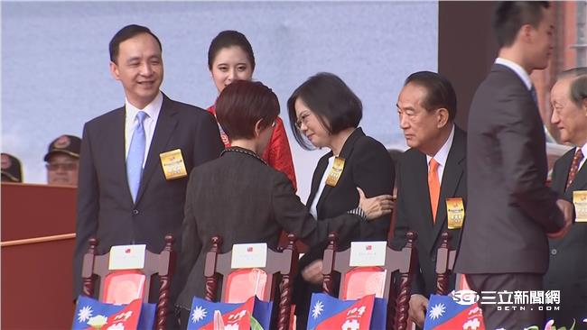 女人惜女人！周美青給洪秀柱愛的抱抱