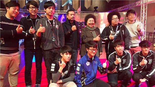 ahq加油！柯P、花媽分兩地齊力挺