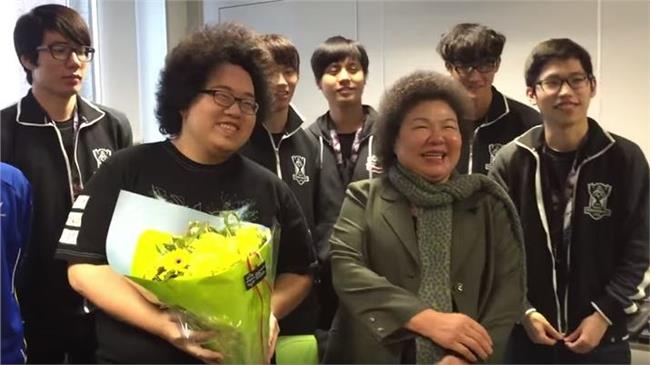 花媽到場挺電競　撞臉隊長母子相認