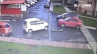 馬路三寶之王！倒車迴轉竟連撞三車