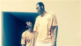 191公分高的信小鳥依人（信臉書）