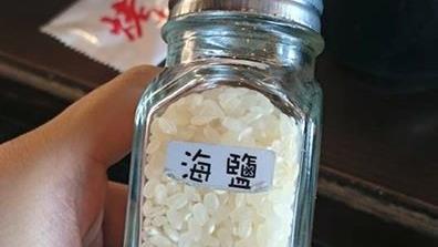 店員累了？「海鹽調味罐」糗裝滿白米