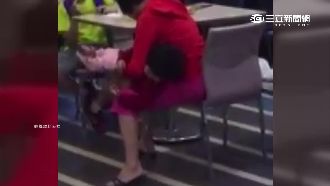 速食店廁所整修　母抱女兒餐桌旁便溺