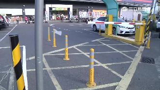 撐傘沒注意？女子騎車遭柵欄勒脖慘摔