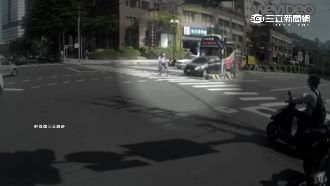 淡定婦騎單車急轉　險撞急煞轎車