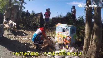 慚愧！遊客亂丟垃圾　來台日人動手撿