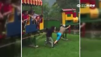 樂園搭小火車遇拋錨　全家族搞笑自拍