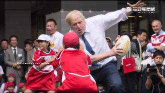 友誼賽超認真！倫敦市長撞翻日本學童