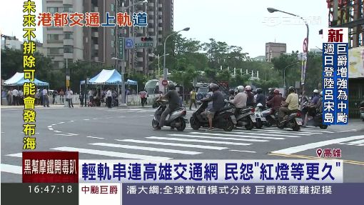 高雄輕軌上路了！　試營運民眾搶搭首發車