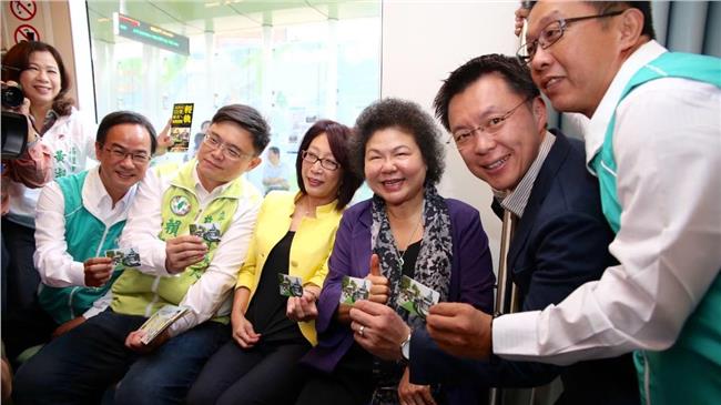 輕軌上路啦！花媽向重工業形象說掰