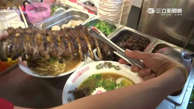 豬肋排比臉大　深夜拉麵店2小時賣光