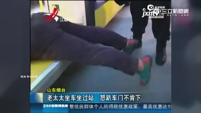 公車過站耍任性　婦趴門：誰都別想下